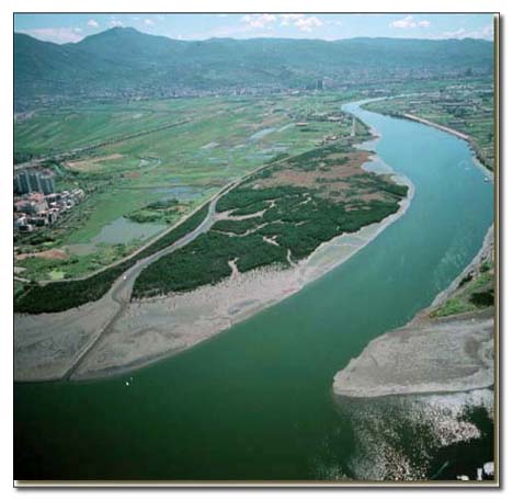 基隆河流經關渡平原匯入淡水河