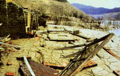 民國91年枯旱時期翡翠水庫淹沒區房屋再現實景