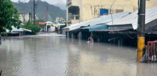 天兔颱風造成知本溪溢堤後溫泉村淹水景象