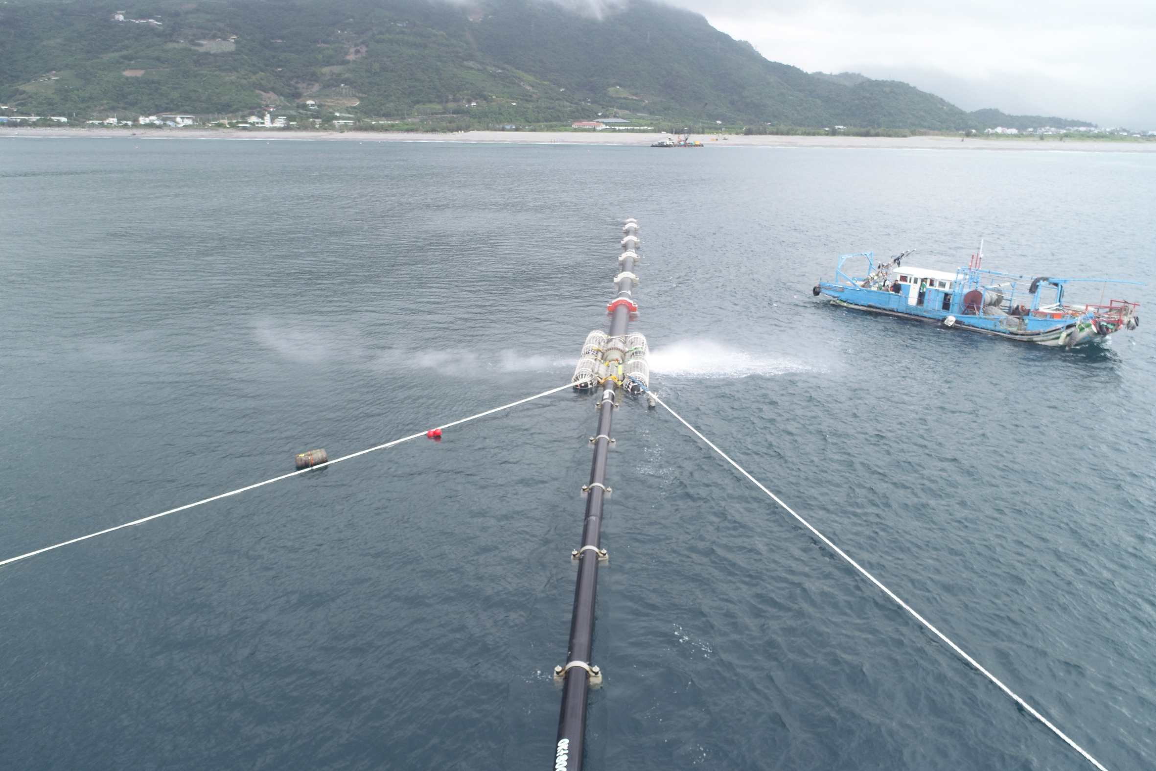 利用海面船機控制海管位置，及控制沉管速度，確保海管安全