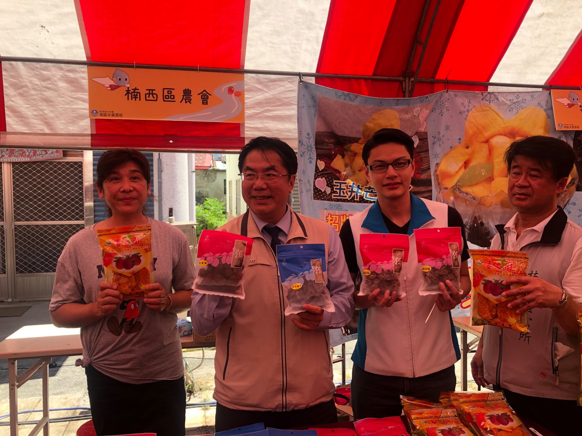 台南市長黃偉哲及議員周奕齊推廣農特產芒果乾