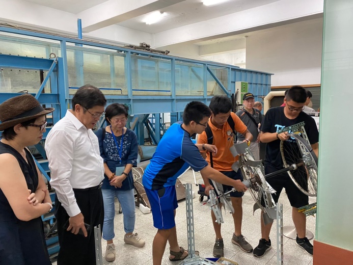 台灣電力公司楊偉甫董事長蒞臨參觀選手們組裝小水力發電機組