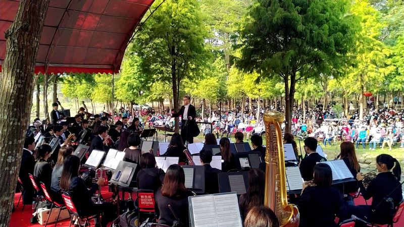 國立臺灣交響樂團在魚寮史前遺址舉辦露天音樂會，演奏悅耳的樂章隔著溪流與林下聆賞的觀眾相互輝映