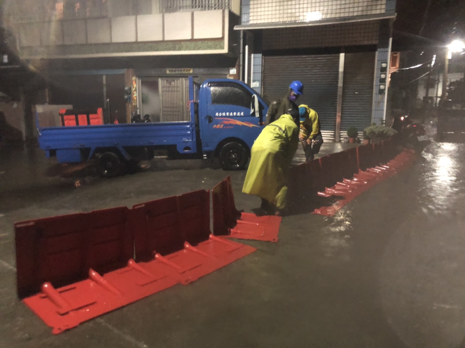 圖10、0604豪雨事件-高雄市永安區新港里於夜間架設防水擋板