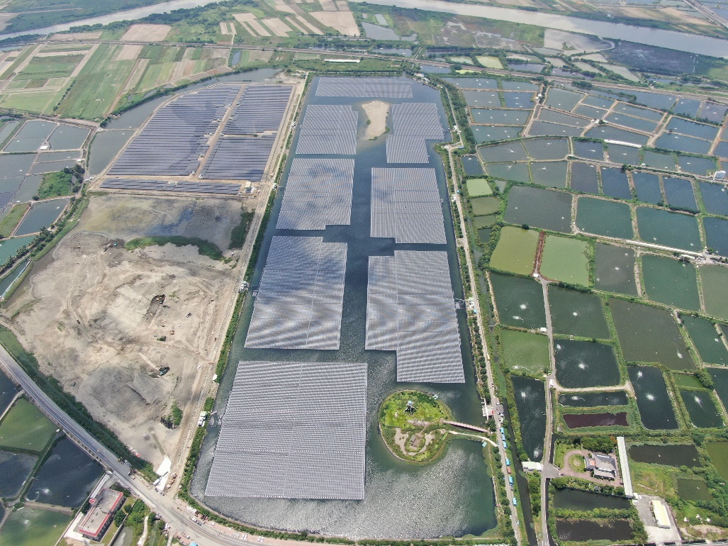 圖2-新塭滯洪池水域型太陽能光電設施