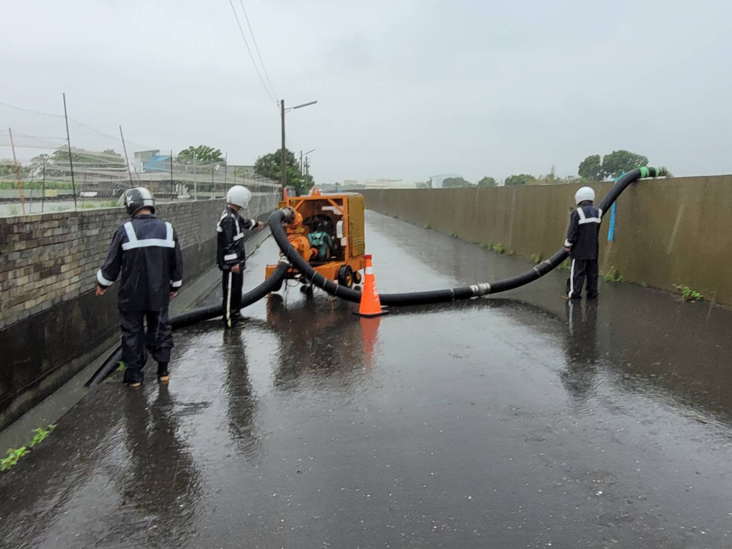 圖8、0730豪雨連續事件-雲林縣虎尾鎮堀頭社區災中啟動抽水機運作