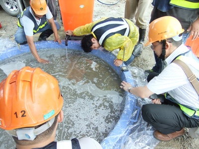 圖2  開挖前注水並標示注水深度