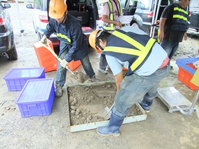 圖4  秤土樣重量並四分法取回部分土樣