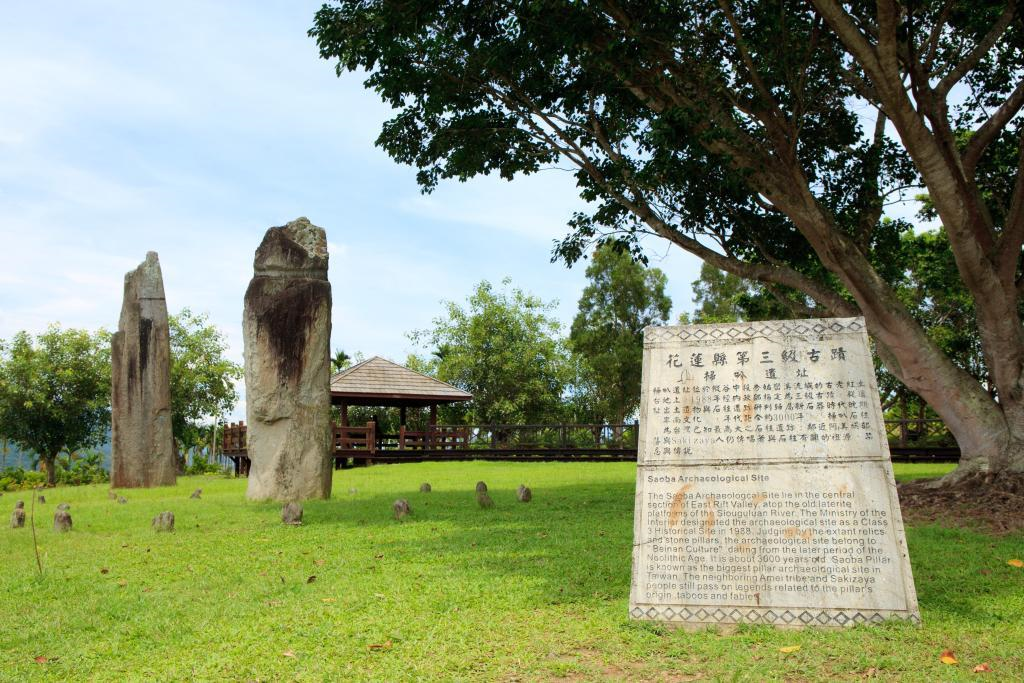 沉默的石柱象徵著部落裡的傳說.png