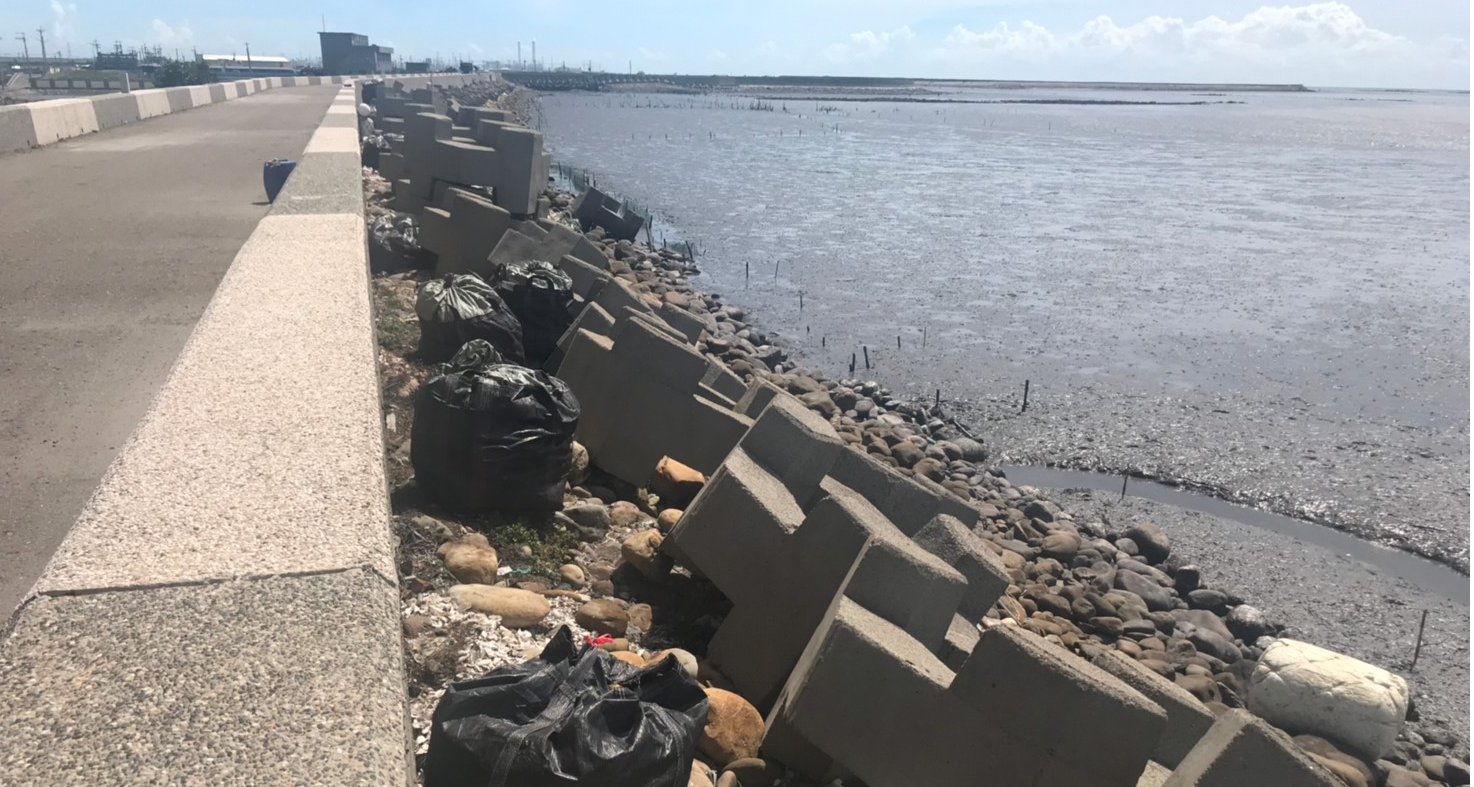 海堤邊堆積垃圾清除