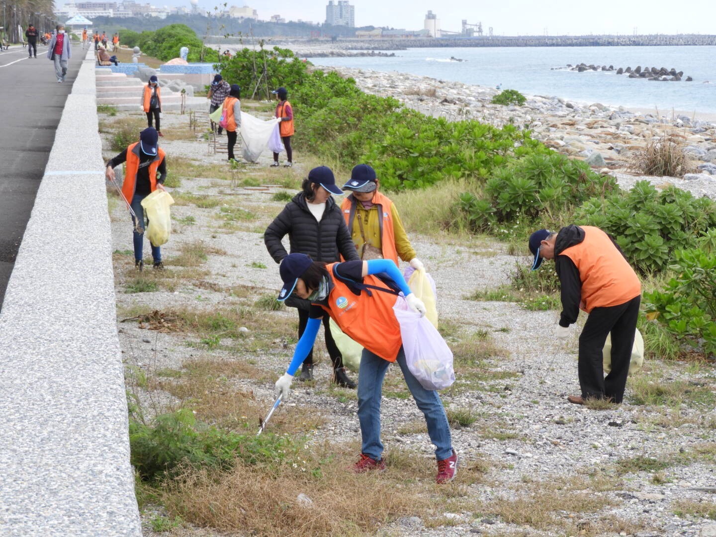 為全力配合行政院推動「向海致敬」-海岸整體清潔維護計畫政策