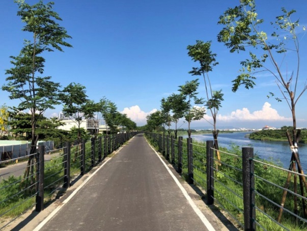 營造河防安全及附加價值-堤頂自行車綠廊