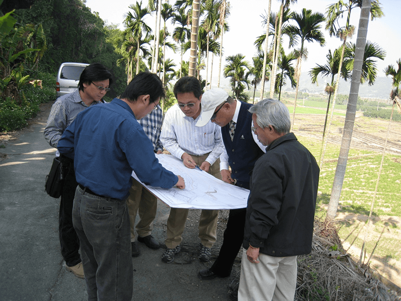 Photo.1 Former Director Huang of the Water Resources Department On-site guidance