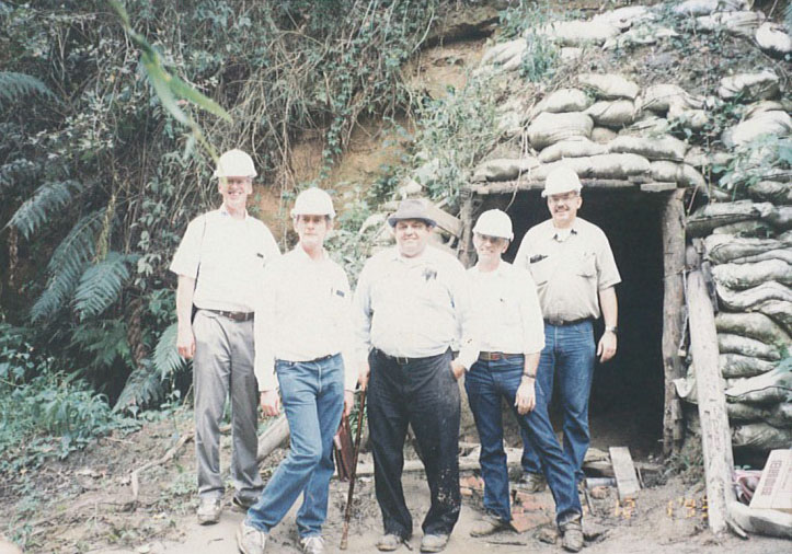 1、Foreign consultants visit dam site horizontal pit (1993.12.1)