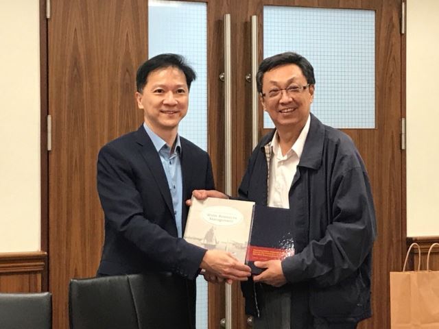 Figure 2 Mr. Kuo-Chiang Chang (on the right-hand side) and Dr. Wen-Huei Chang exchange gifts. 